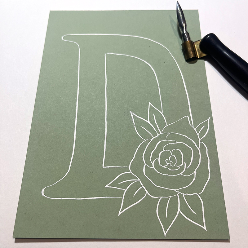 fertige Initiale mit floralem Muster